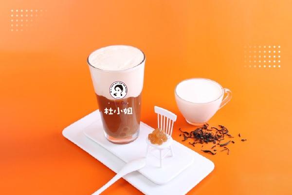 杜小姐奶茶加盟费最少是多少？15平米的店需要准备多少钱？