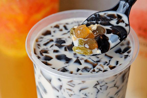 高校大门口加盟奶茶店可靠吗？开奶茶店店面租金多少合算？