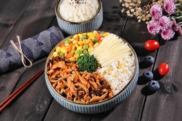 乔老妈卤肉饭七大特色技术 吸引了各式各样的消费者