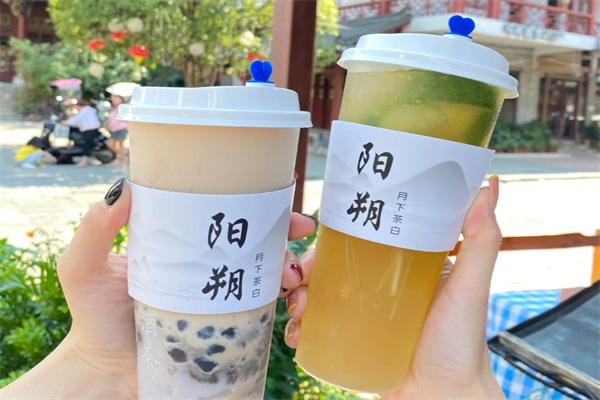 月下茶白奶茶店是连锁吗？月下茶白奶茶加盟费用是多少钱